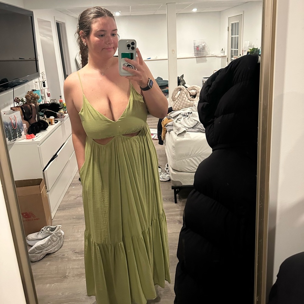 Abercrombie green maxi dress with cutouts. Size XL. Pockets!